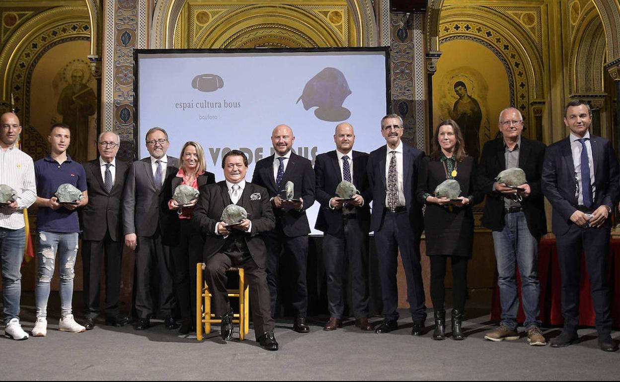 Los premiados posan con los galardones.