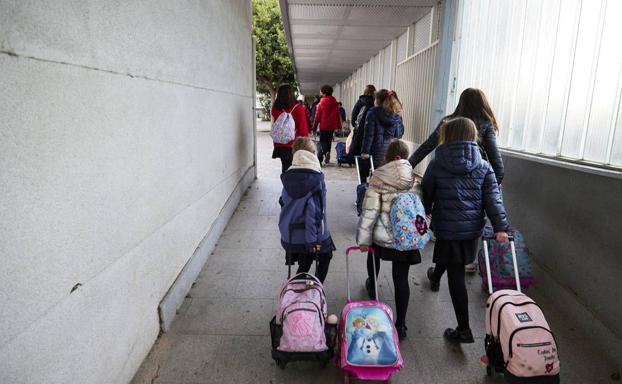 Alumnos en un colegio concertado el primer día de clase tras la Navidad. 