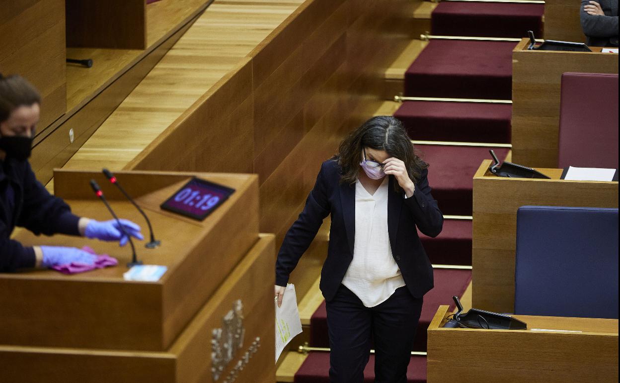 Oltra, antes de su comparecencia en las Corts.