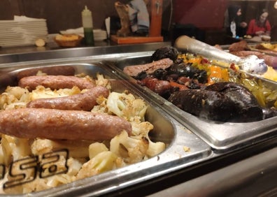 Imagen secundaria 1 - Arriba, bocadillo del bar del Mercado de Ruzafa. Abajo, vitrina del bar Berlanga, en Benimaclet y a la derecha, bocadillo de la Fragua, en Ruzafa.