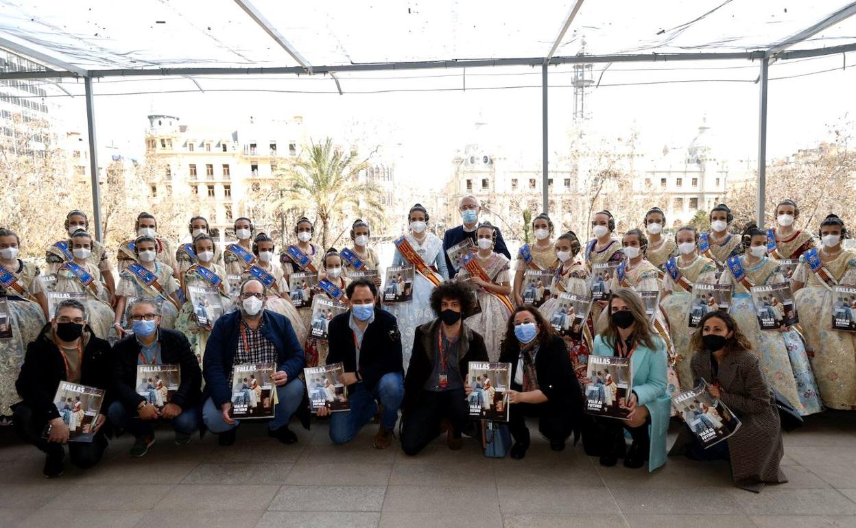 Las falleras mayores de Valencia y sus cortes de honor con la revista de Fallas de LAS PROVINCIAS.