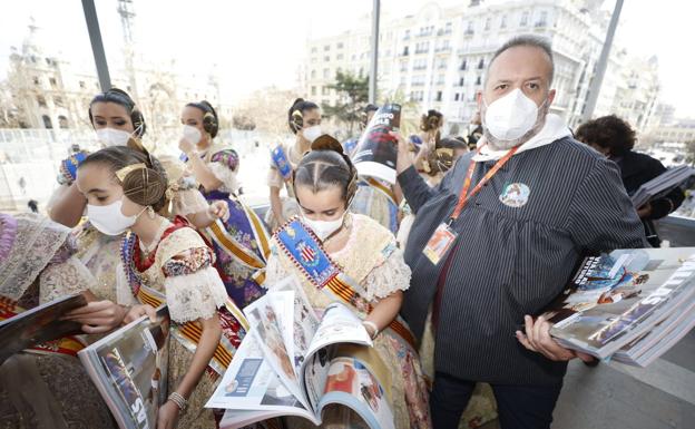 Las cortes de honor con la revista de Fallas de LAS PROVINCIAS.