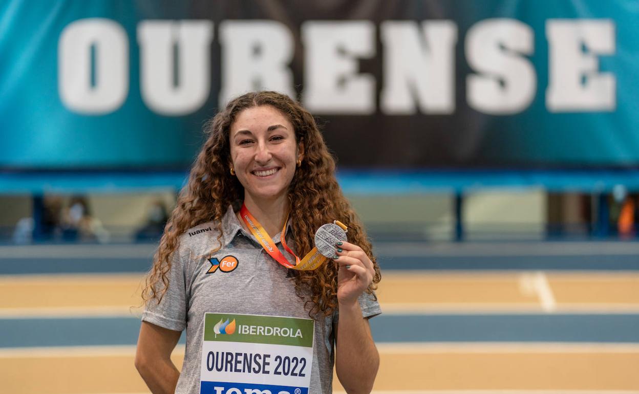 Claudia Conte, con la medalla de plata cosechada en Orense. 