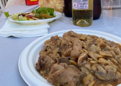 Imagen secundaria 1 - La fideuà de embutido y un plato de gazpacho manchego. 