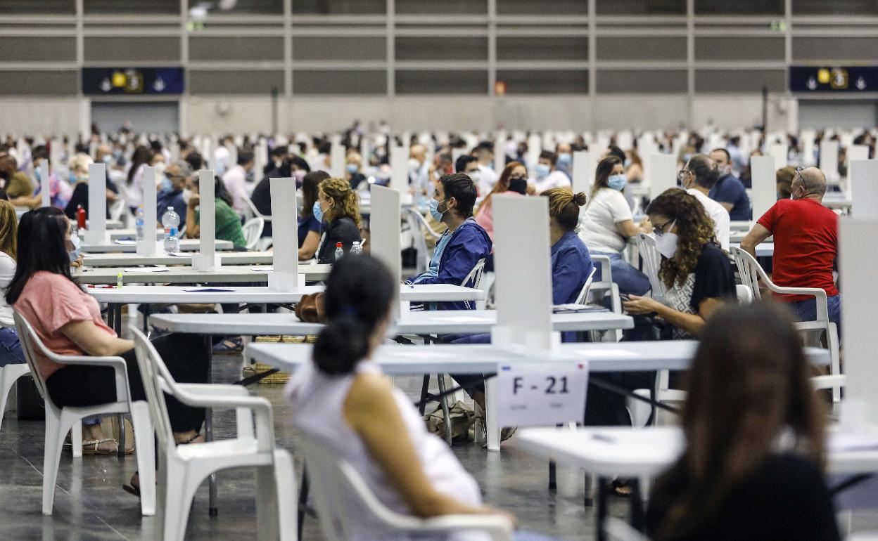 Participantes en una oposición a plazas de la Generalitat, durante una de las pruebas celebradas en Feria Valencia, en 2020.