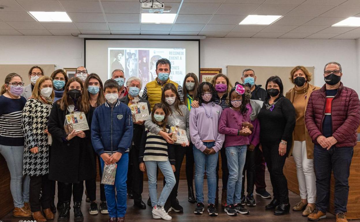 Los escolares que participaron en la entrega de premios de El Real de Gandia. 