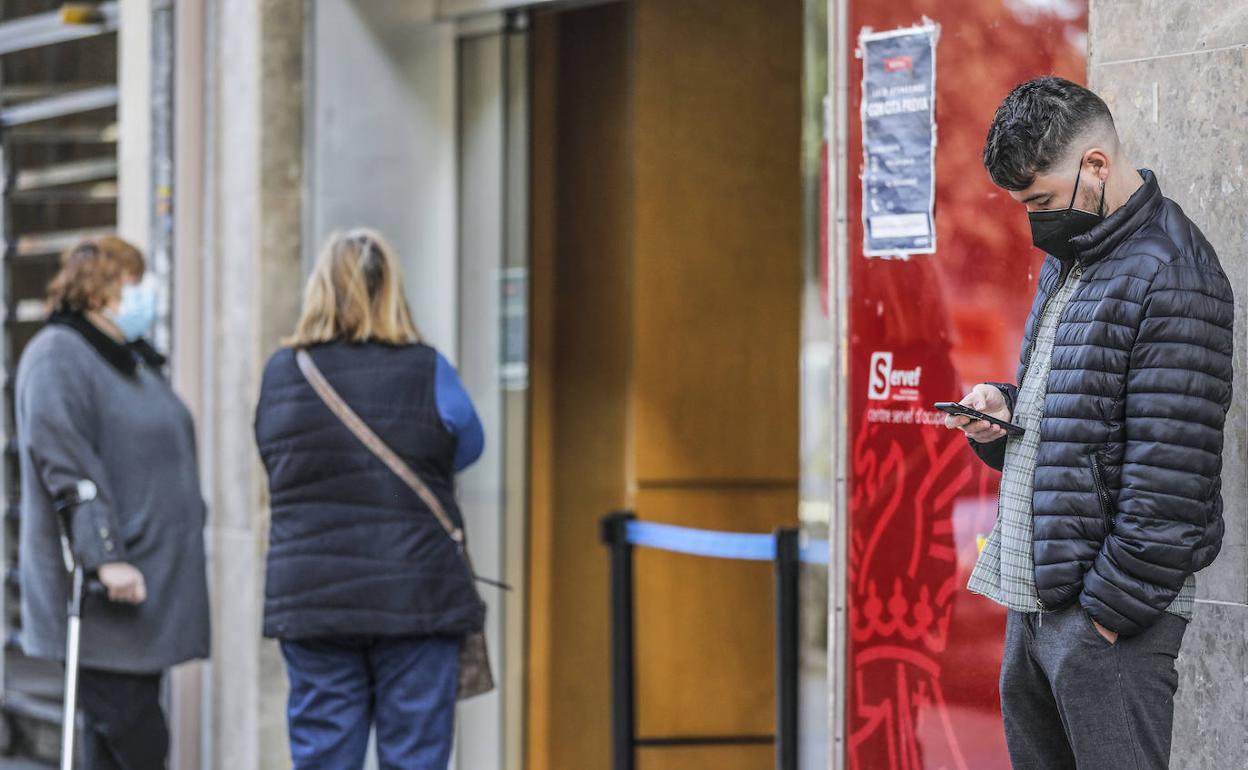 Espera frente a una oficina del SEPE con cita previa.