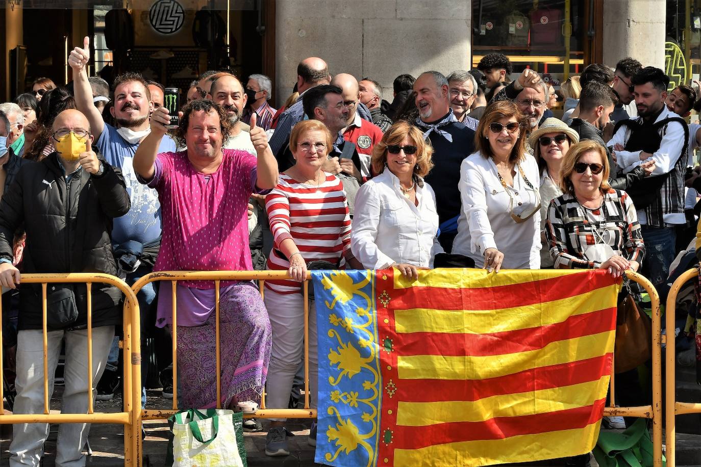 Manolo Crespo dispara con 18 años la mascletà de la Pirotecnia Valenciana de Llanera de Ranes, con un final atronador e innovador.