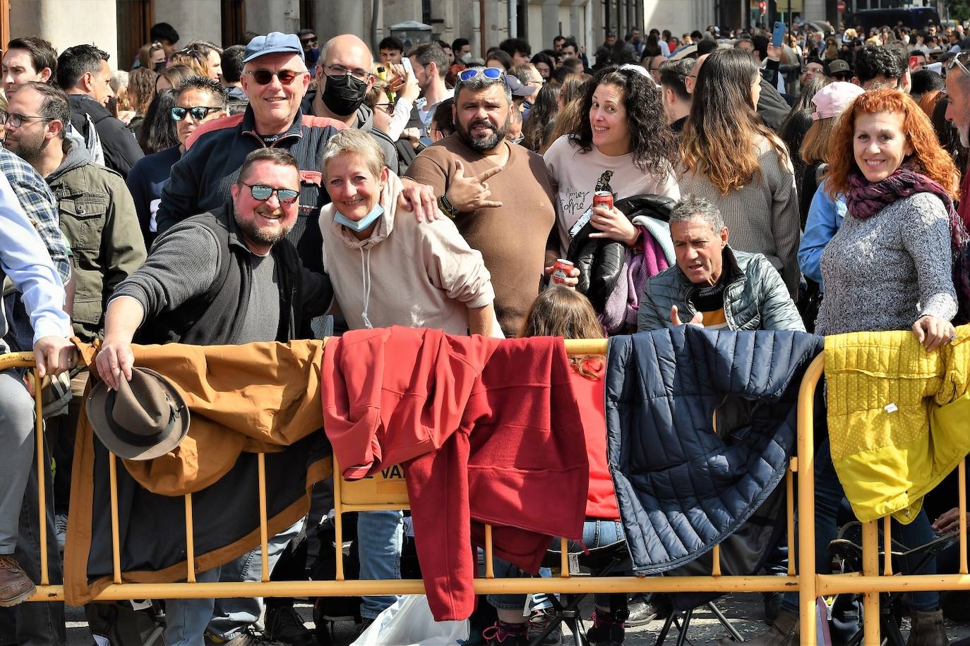 Manolo Crespo dispara con 18 años la mascletà de la Pirotecnia Valenciana de Llanera de Ranes, con un final atronador e innovador.