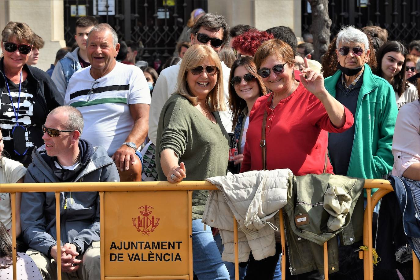 Manolo Crespo dispara con 18 años la mascletà de la Pirotecnia Valenciana de Llanera de Ranes, con un final atronador e innovador.