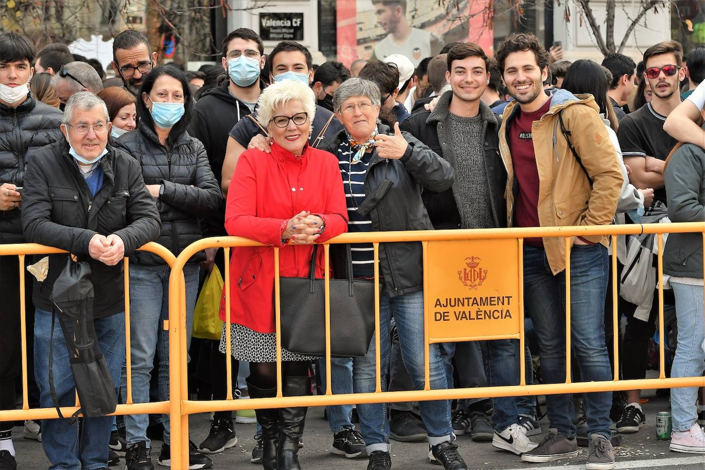 Manolo Crespo dispara con 18 años la mascletà de la Pirotecnia Valenciana de Llanera de Ranes, con un final atronador e innovador.