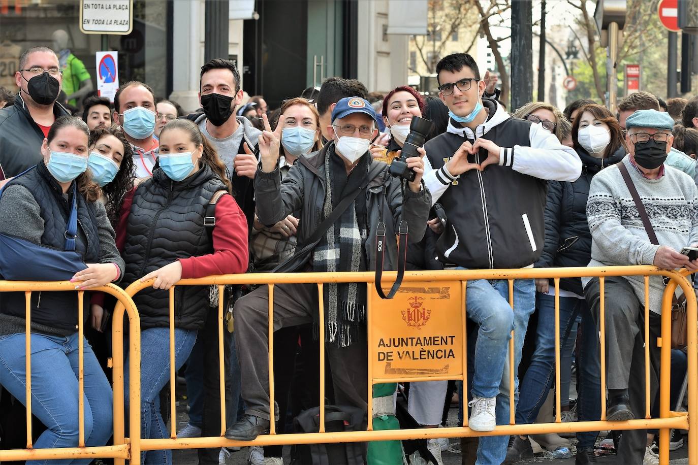 Manolo Crespo dispara con 18 años la mascletà de la Pirotecnia Valenciana de Llanera de Ranes, con un final atronador e innovador.