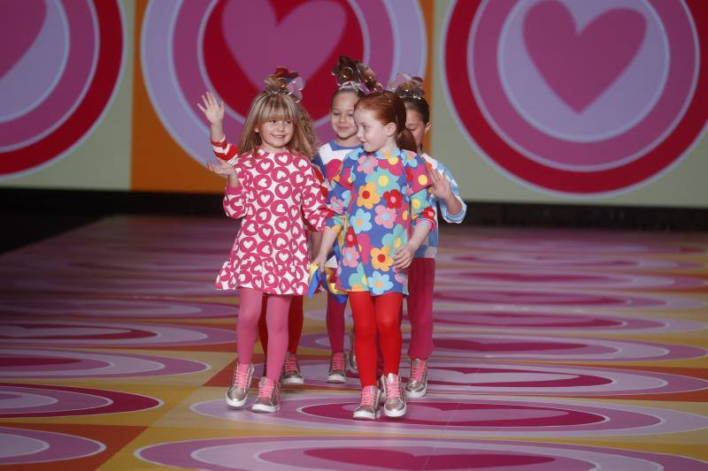 Ágatha Ruiz de la Prada ha comenzado el desfile con modelos infantiles.