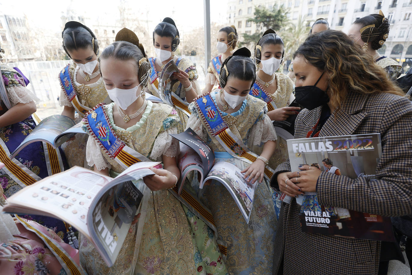 Fotos: La Revista de Fallas de LAS PROVINCIAS se presenta en el balcón