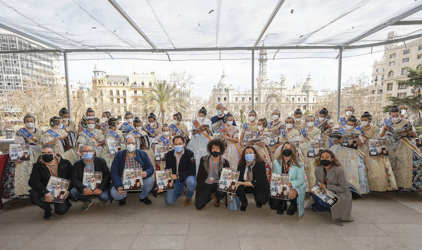 Fotos: La Revista de Fallas de LAS PROVINCIAS se presenta en el balcón