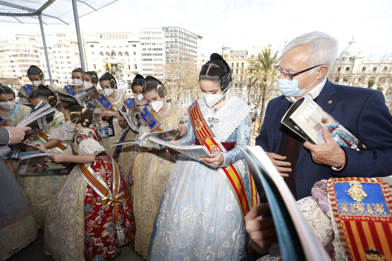 Fotos: La Revista de Fallas de LAS PROVINCIAS se presenta en el balcón