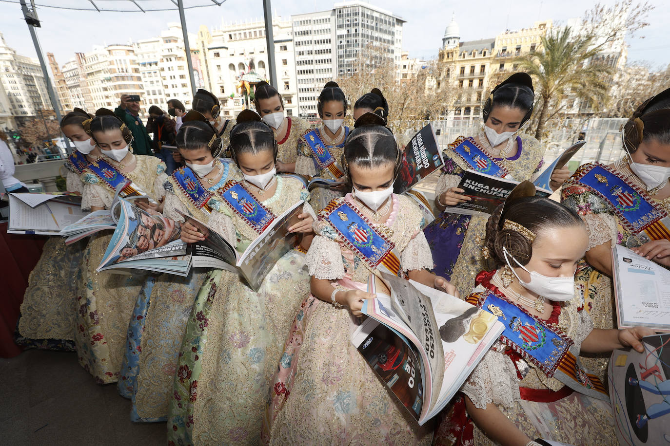 Fotos: La Revista de Fallas de LAS PROVINCIAS se presenta en el balcón