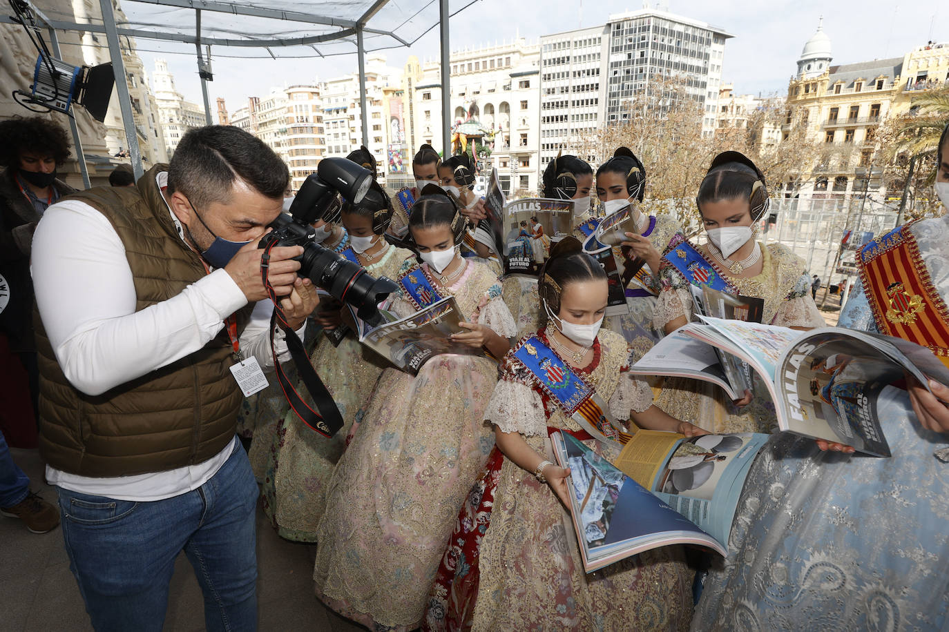 Fotos: La Revista de Fallas de LAS PROVINCIAS se presenta en el balcón