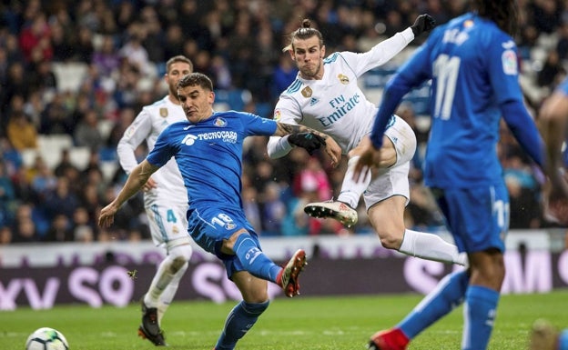 Arambarri, en una acción durante un partido contra el Real Madrid. 