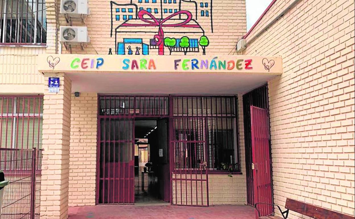 Entrada principal del colegio Sara Fernández de Valencia. 