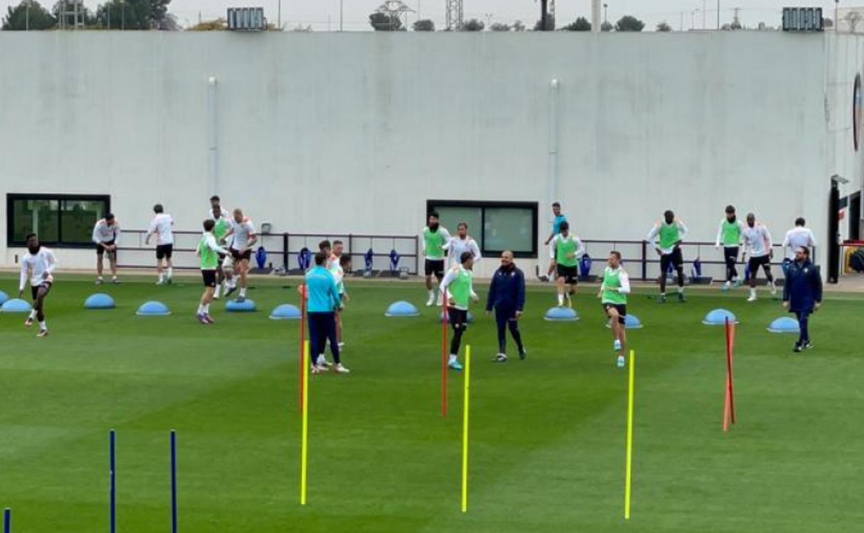 Jugadores del Valencia, durante el entrenamiento previo al encuentro frente al Getafe. 