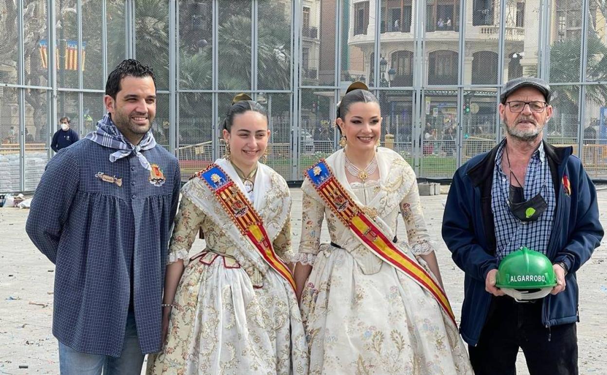 El alcalde, Juan Antonio Sagredo, con las fallera mayores y Juan Picazo. 