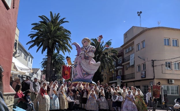 La comisión 'No, Ni, Na' de Chella junto al monumento fallero en una edición anterior de las fiestas. 