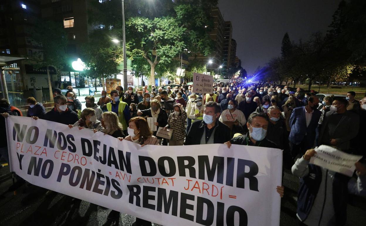 Protesta vecinal contra el botellón y la saturación de locales en Plaza de Honduras y Ciudad Jardín. 