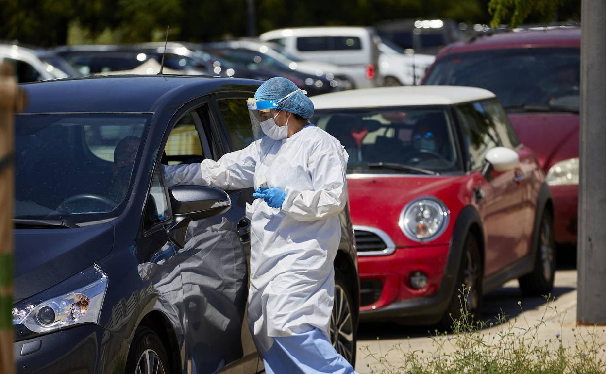 Personal sanitario durante la toma de muestras para realizar pruebas de detección de Covid.