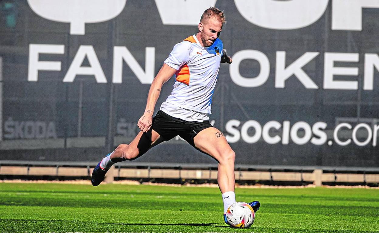 Racic, durante una sesión de entrenamiento en la Ciudad Deportiva de Paterna. 