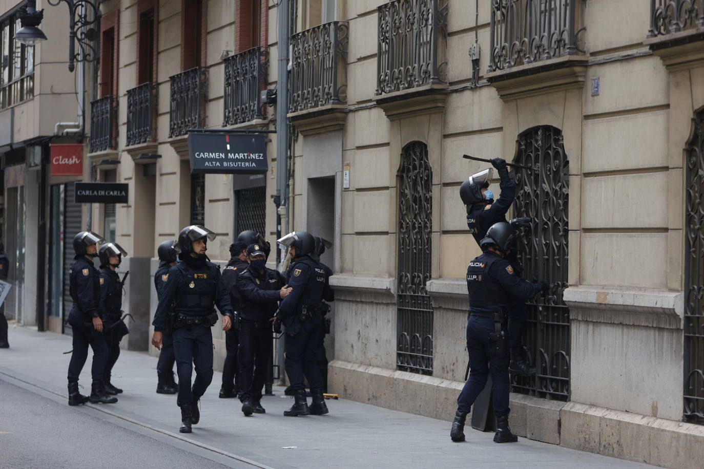 Agentes de la Policía Nacional han desalojado a la plataforma Esperanza Obrera del edificio de la Generalitat.