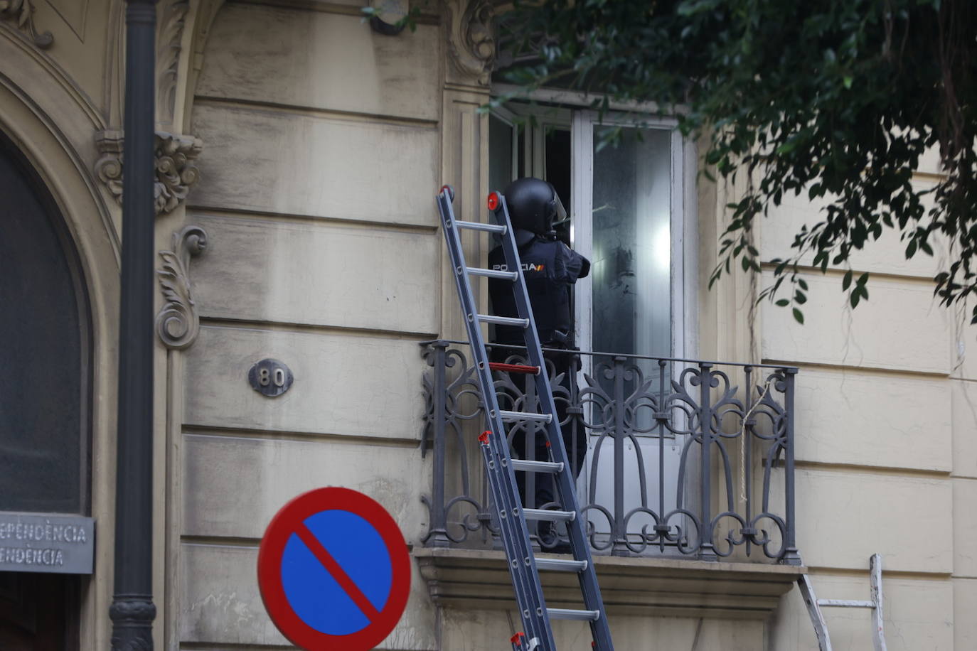 Agentes de la Policía Nacional han desalojado a la plataforma Esperanza Obrera del edificio de la Generalitat.