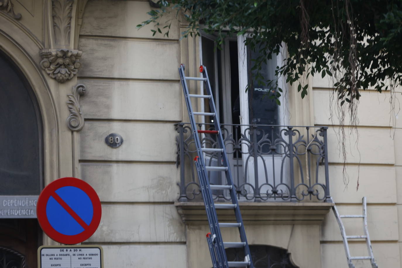 Agentes de la Policía Nacional han desalojado a la plataforma Esperanza Obrera del edificio de la Generalitat.