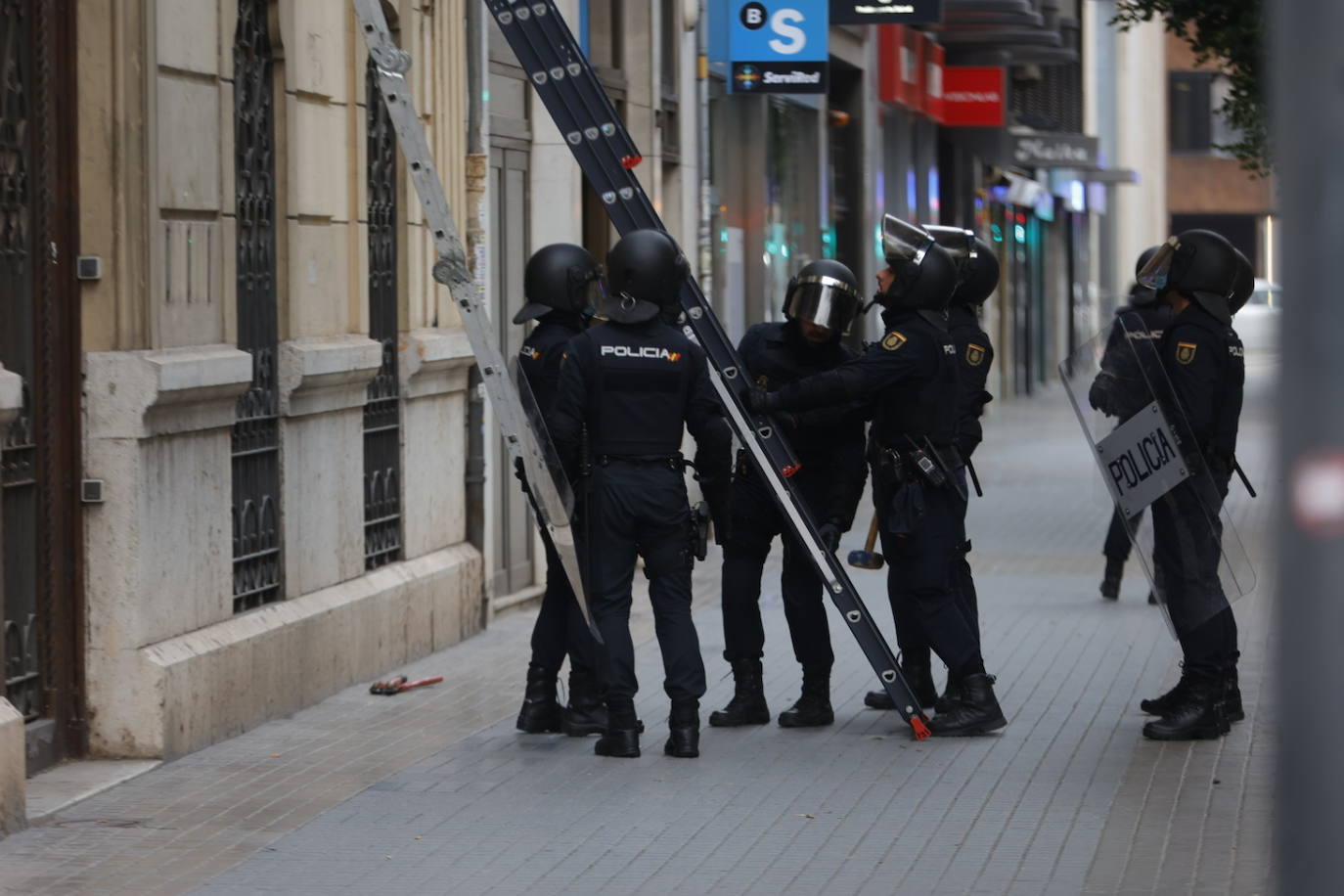 Agentes de la Policía Nacional han desalojado a la plataforma Esperanza Obrera del edificio de la Generalitat.