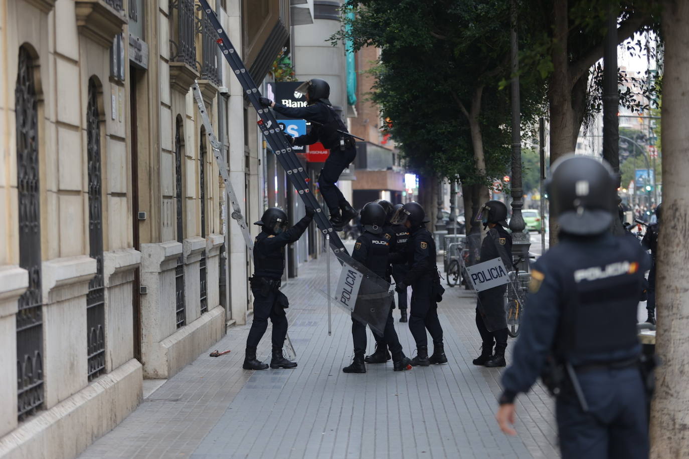 Agentes de la Policía Nacional han desalojado a la plataforma Esperanza Obrera del edificio de la Generalitat.