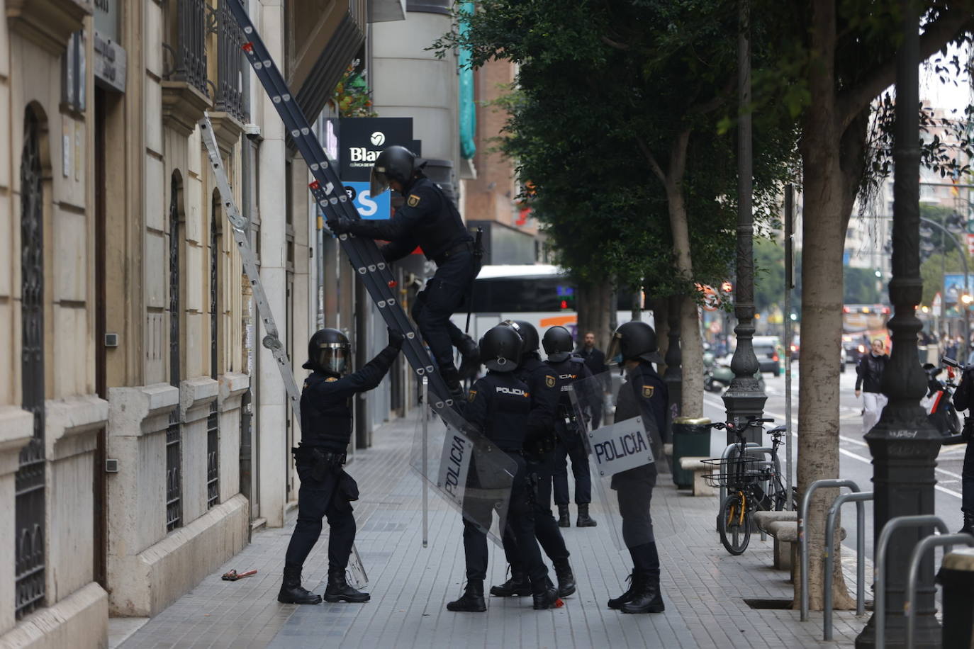 Agentes de la Policía Nacional han desalojado a la plataforma Esperanza Obrera del edificio de la Generalitat.