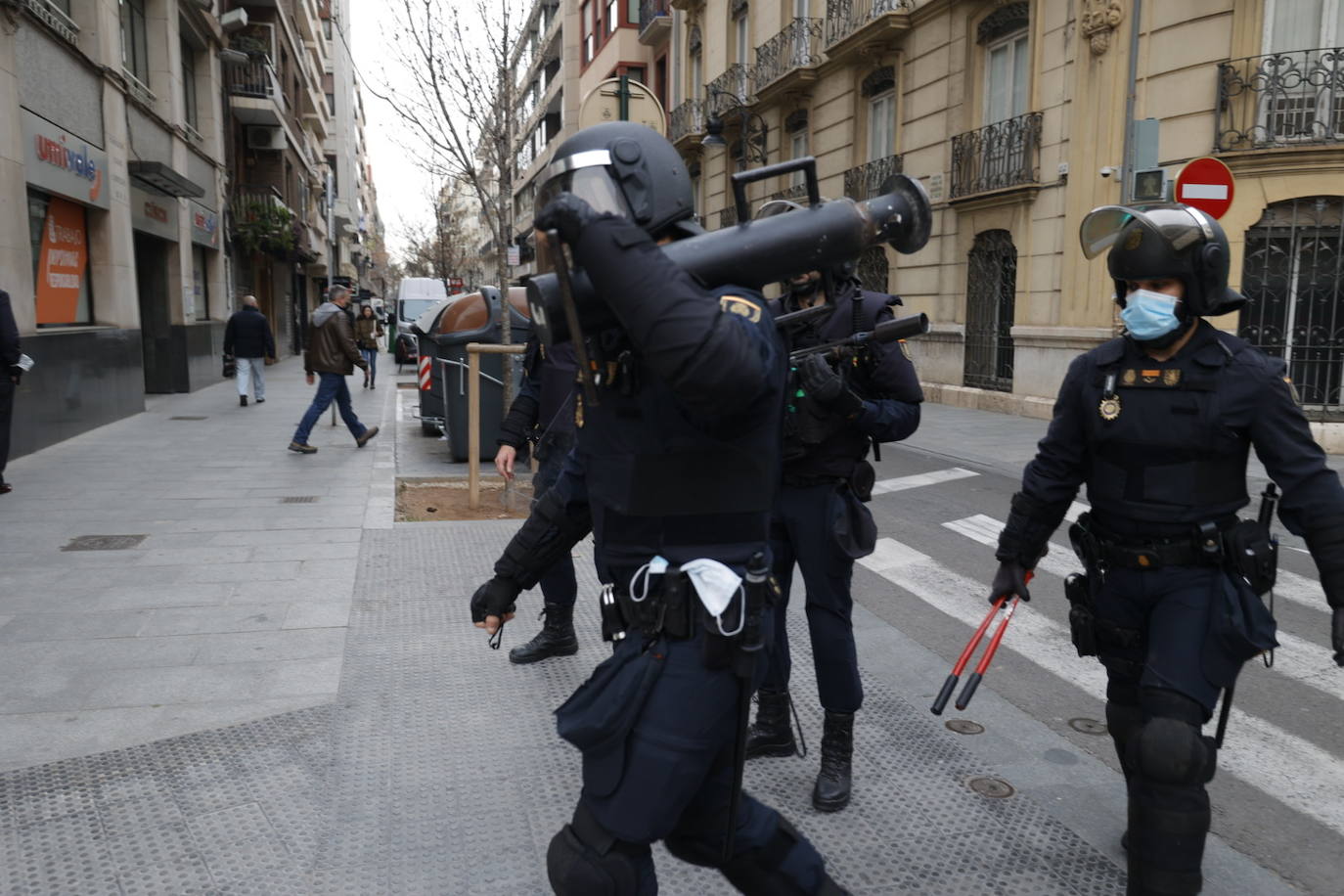 Agentes de la Policía Nacional han desalojado a la plataforma Esperanza Obrera del edificio de la Generalitat.