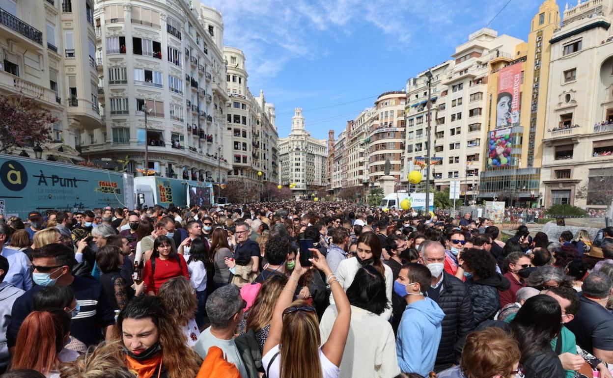 Mucho público en la mascletà del sábado. 