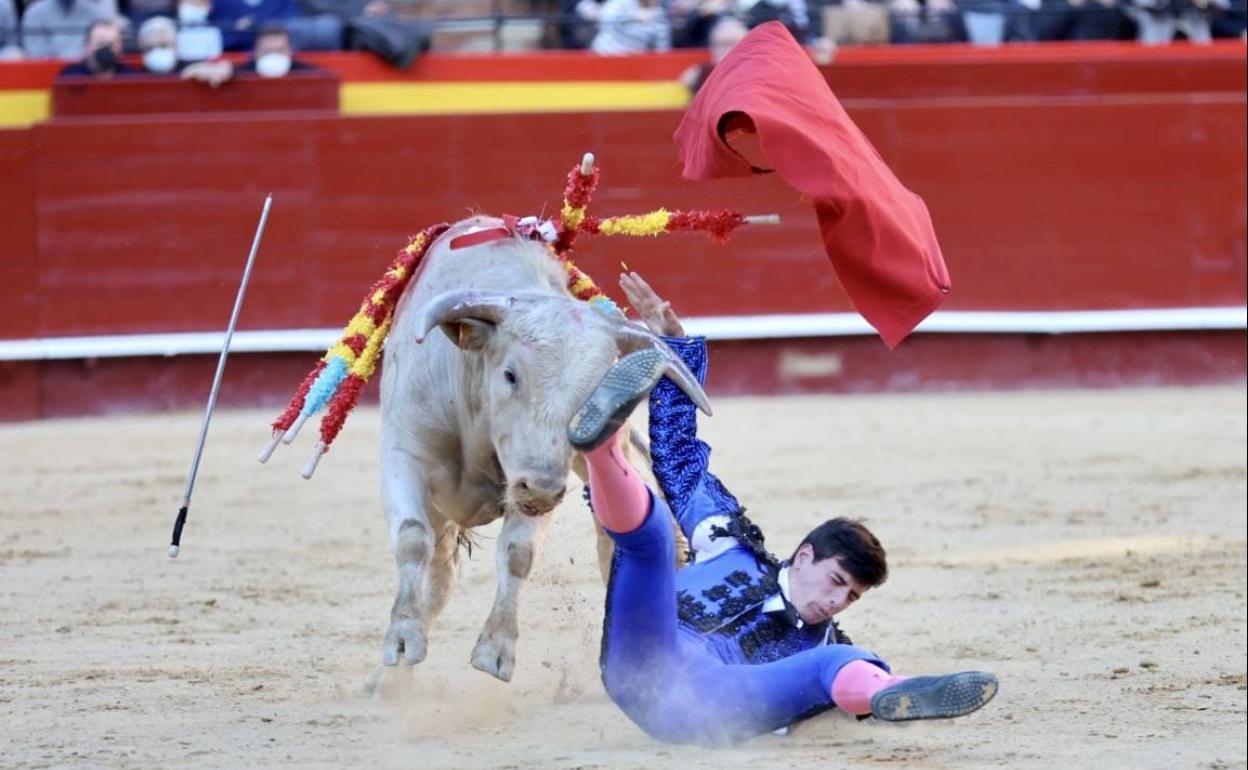 El valenciano Nek, en la novillada de este sábado en la que ha sufrido un revolcón. 