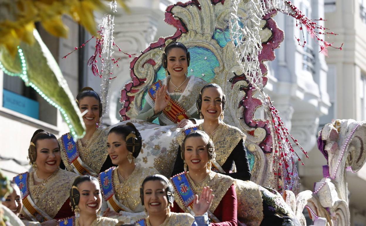 La fallera mayor de Valencia junto a su corte de honor. 