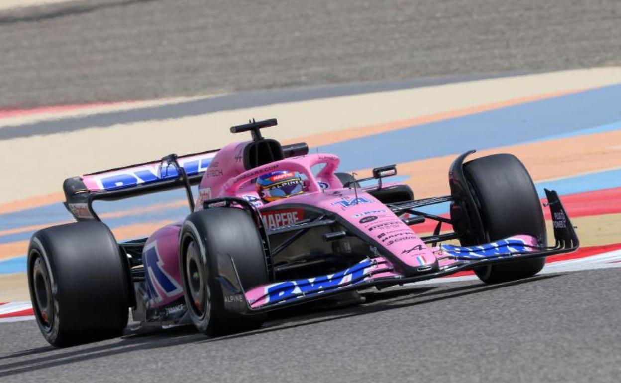 Fernando Alonso rueda con su Alpine en el último test de pretemporada en Baréin. 