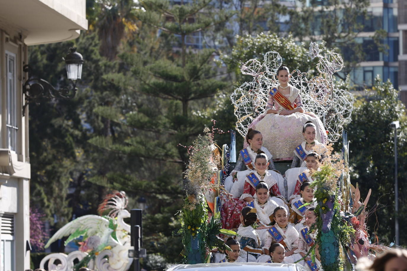 Cinco comisiones participan en el desfile.