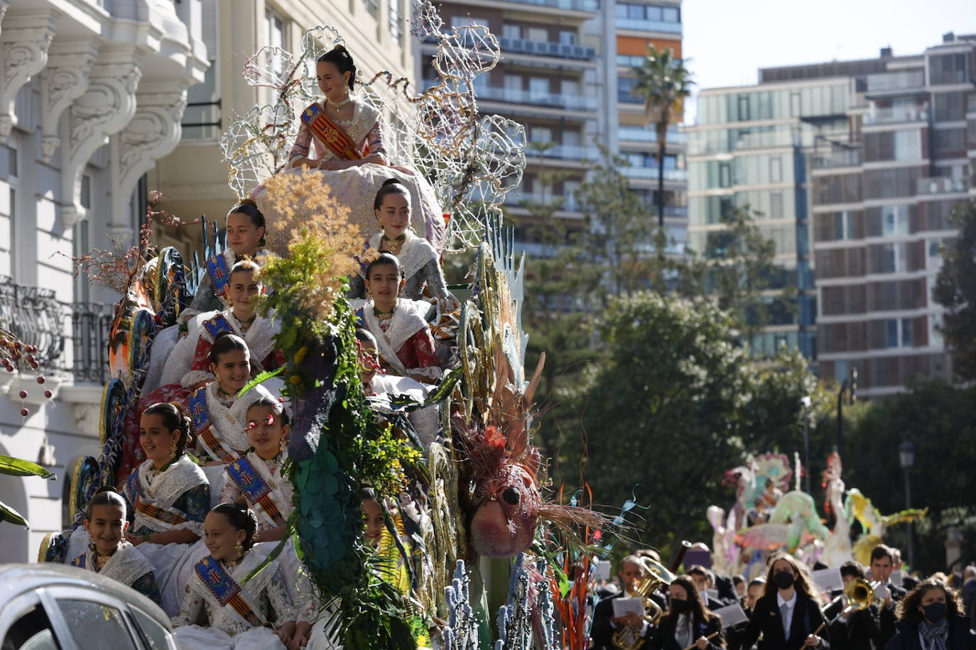 Cinco comisiones participan en el desfile.