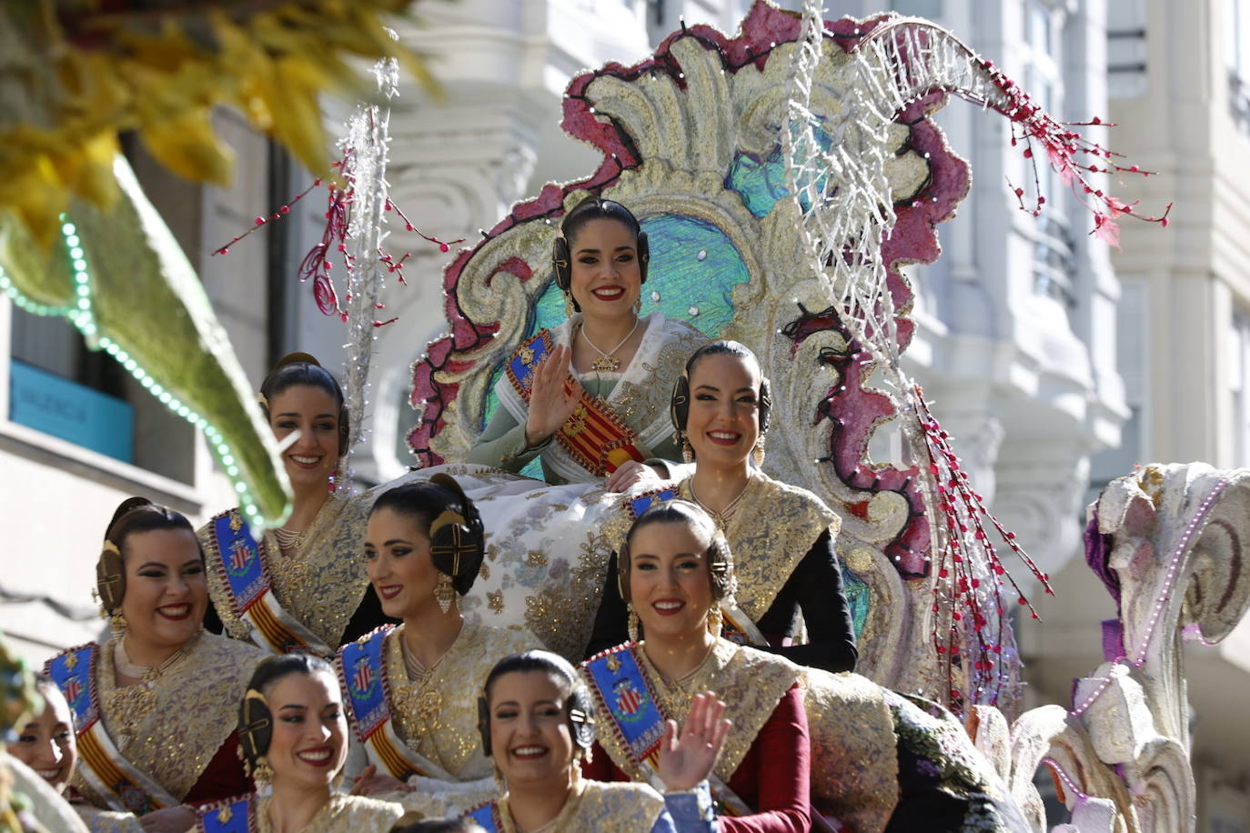 Cinco comisiones participan en el desfile.