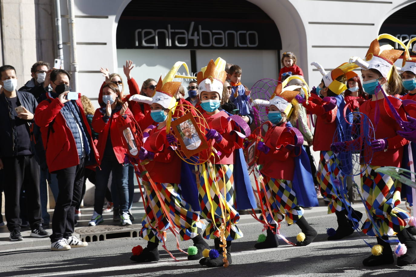 Cinco comisiones participan en el desfile.