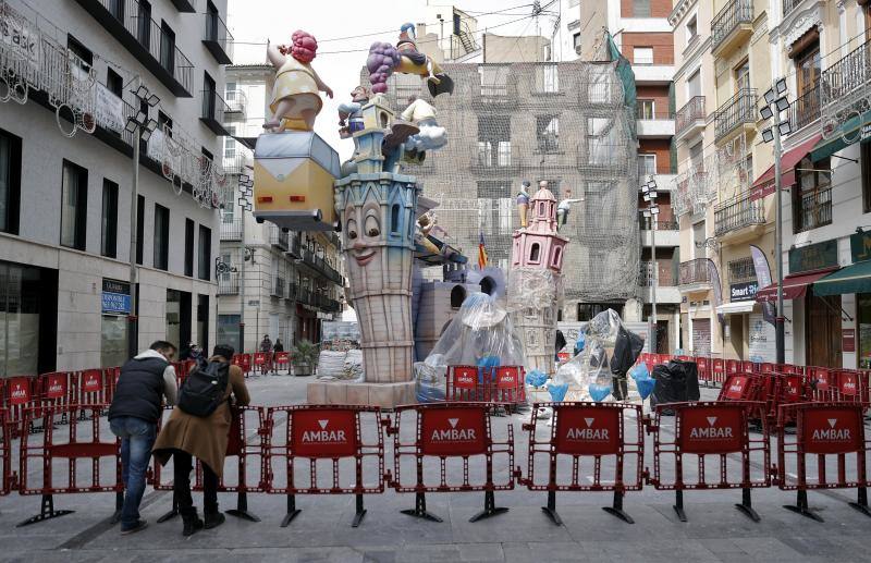 Los primeros ninots en las calles de Valencia.