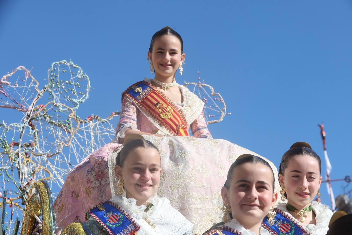 Cinco comisiones participan en el desfile.