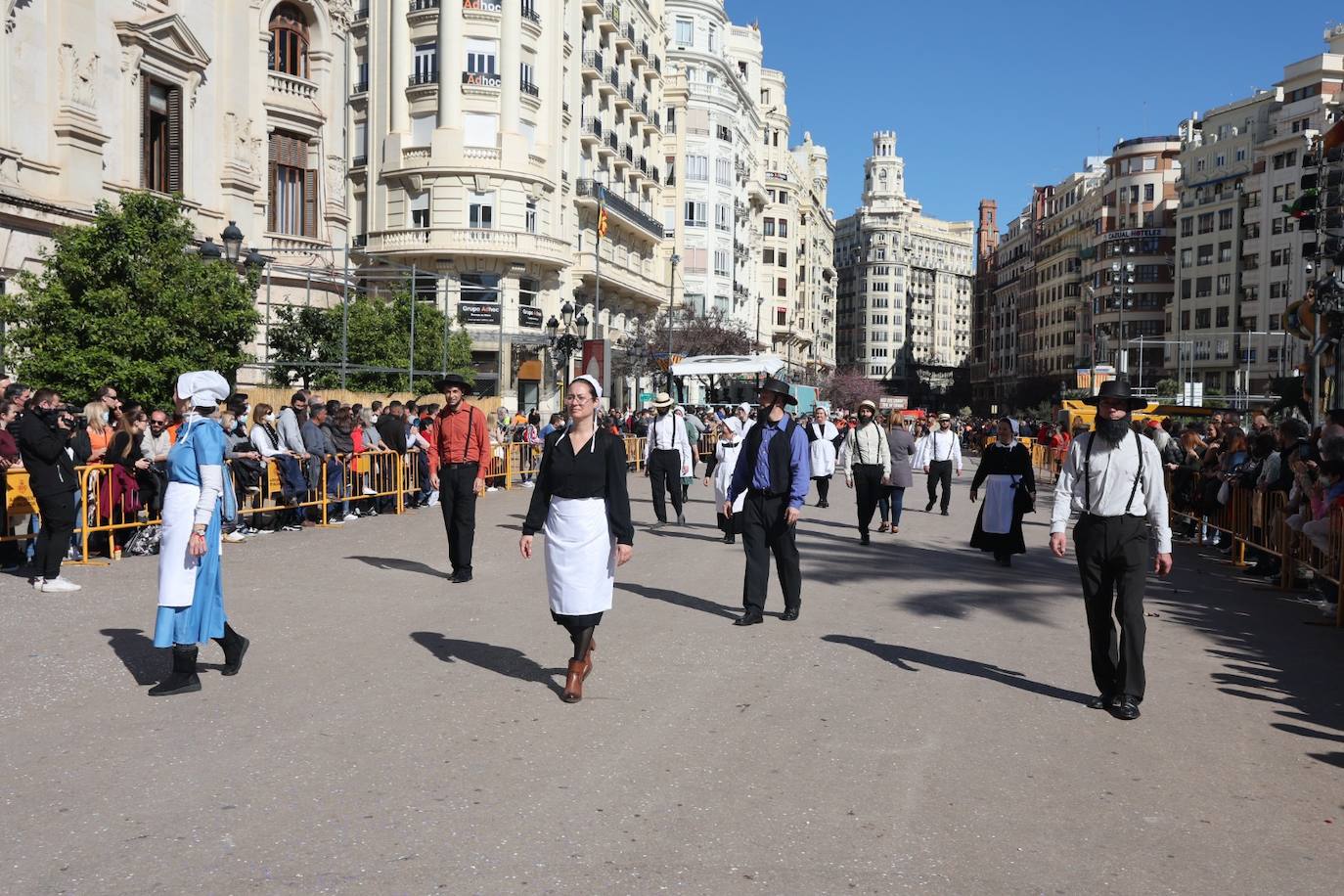 Cinco comisiones participan en el desfile.