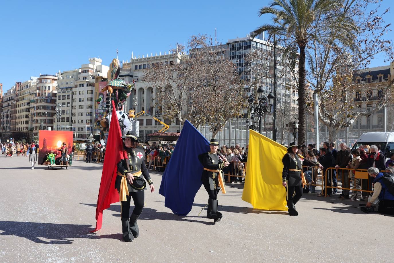 Cinco comisiones participan en el desfile.