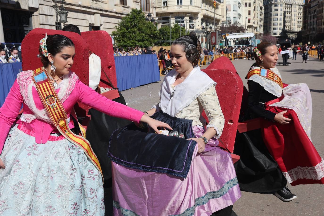 Cinco comisiones participan en el desfile.